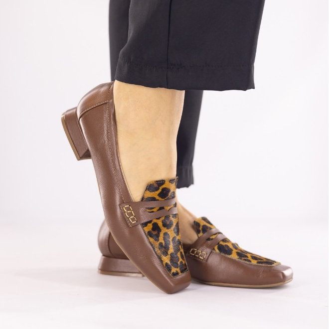 Mocassim Feminino em Couro Legitimo Estampa Animal Print - Salto 2 cm - Confortável e Elegante - Tendencia 2026