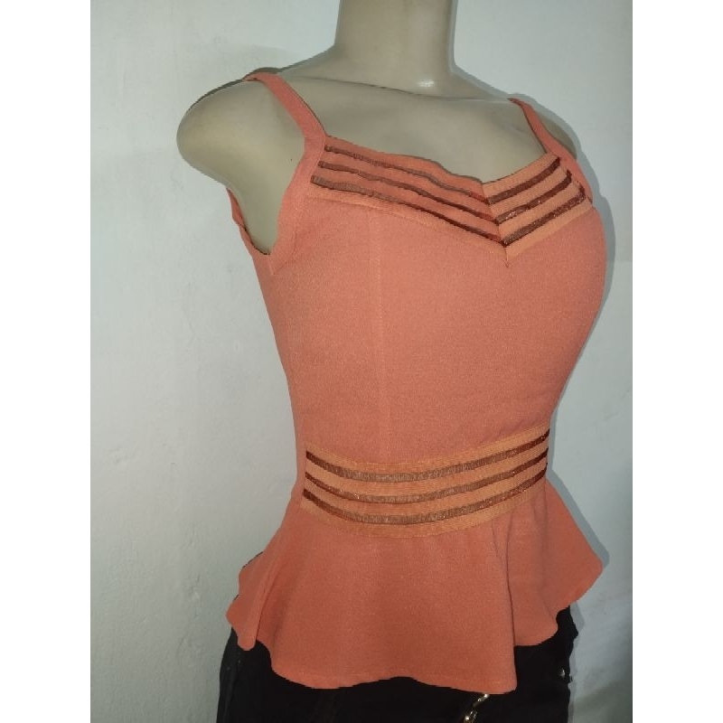 Blusa feminina verão, cor salmão, com bojo, tamanho P.