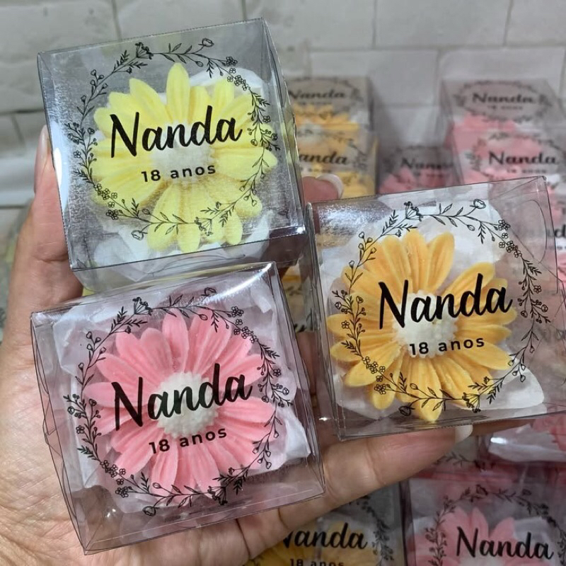 Lembrancinha Vela Aromática Margarida Personalizada Caixa Acetato com Tag Chá de Bebê Aniversário Casamento Batizado