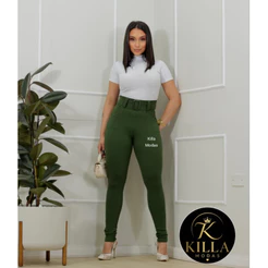 calça skinny crepe com bolsos, cinto fixo e fivela