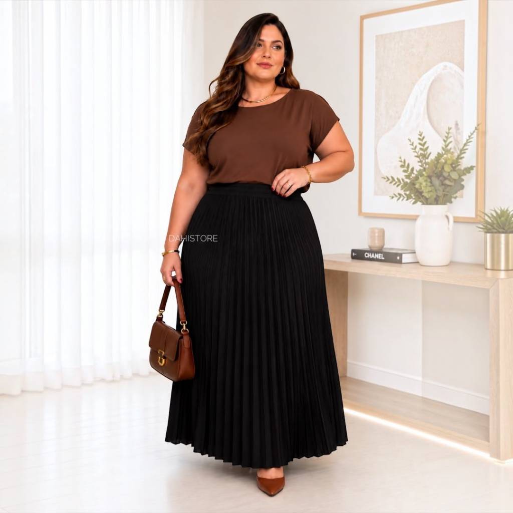 Saia plissada longa plus size em crepe com forro e elasticidade no cós