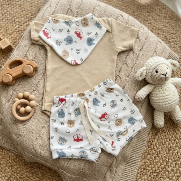 Conjunto Bebê 3 Peças Body Manga Curta Short Estampado com Cordão Babador Bandana Roupa Infantil