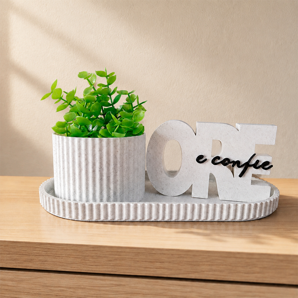 Kit Enfeite Decorativo Vasinho com Planta Artificial + Letreiro Ore e Confie + Bandeja