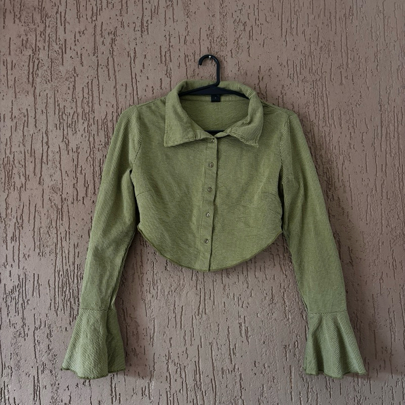 Blusa Cropped Feminina Verde Canelada Manga Longa Flare Boca de Sino Colarinho Botões Shein