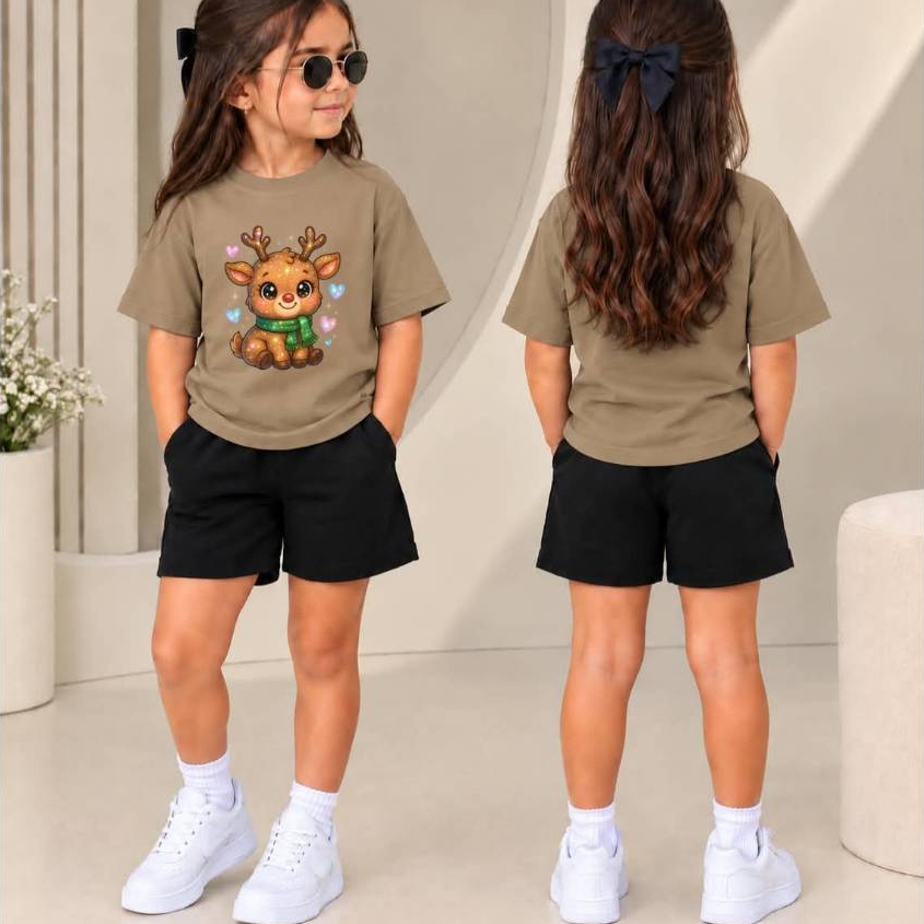 Um Look Encantador Conjunto Infantil Feminino com Camiseta com Estampa Natalina e Short Moletom Confortável