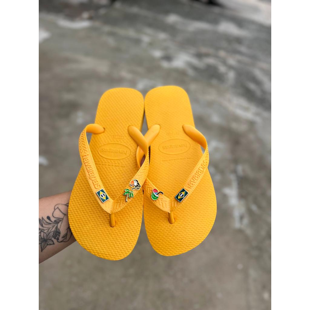 Chinelo Havaianas Top Amarelo personalizado bandeira Brasil + Pin tucano + Pin coqueiro + pin agua de coco