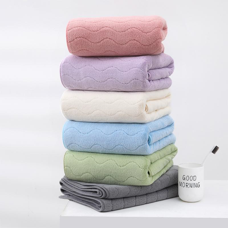 Toalha de Banho VEQE Felpuda 70x140cm Toque Macio e Alta Absorção Design Listrado Ondulado