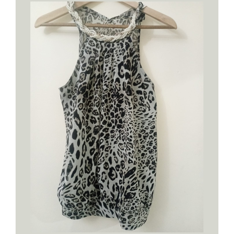 Blusa feminina customizada - Bordada com pedrarias - Tamanho M