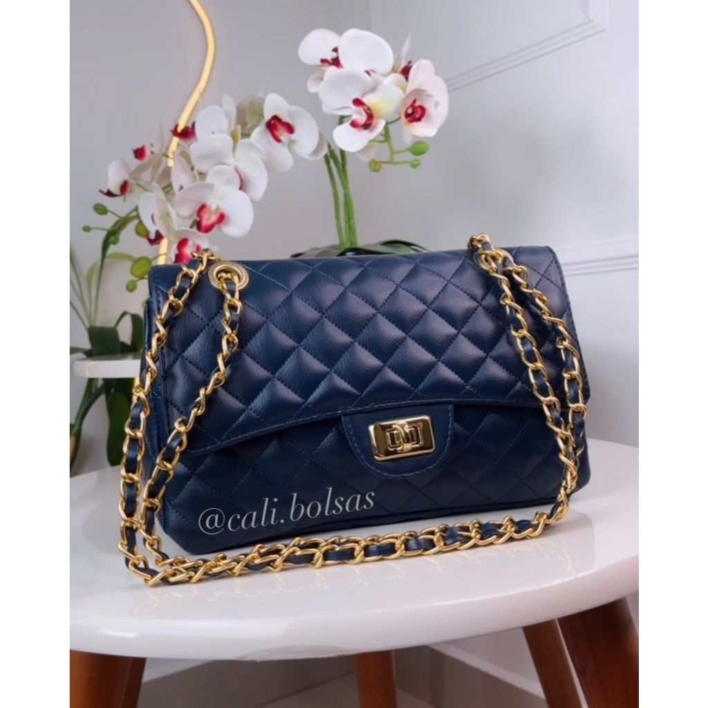 Bolsa Matelassê Azul Escuro Média Feminina – Charmosa, Moderna e Versátil