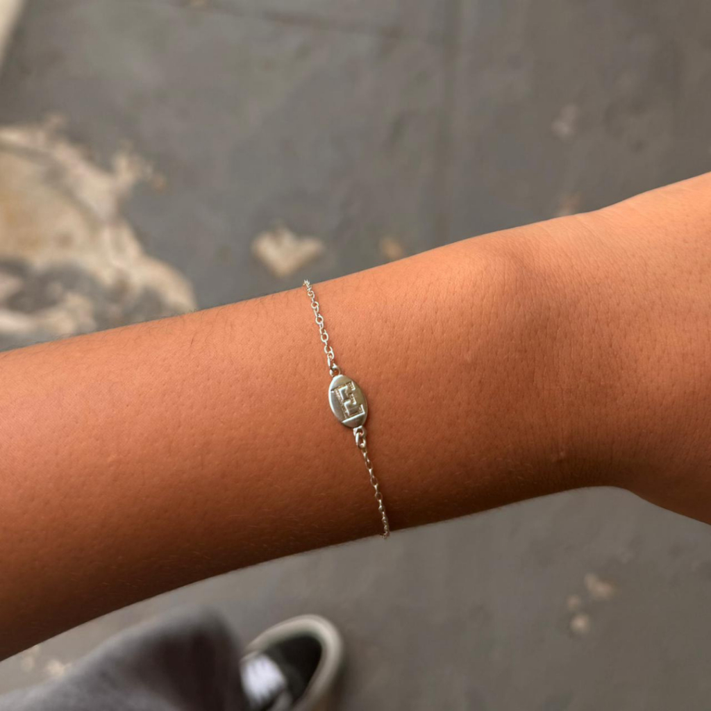 Pulseira Feminina Letra Medalha Oval | Semijoia Ouro 18k ou Prata 925