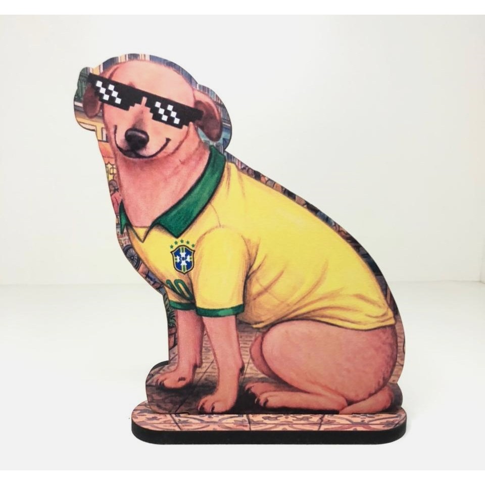 Display de Mesa Cachorro Caramelo com Óculos Thug Life - Seleção Brasileira - 15 cm -  Copa do Mundo - Camisa- Brasil