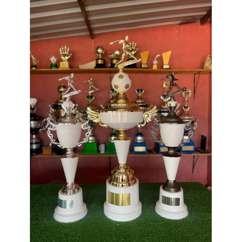 Troféu para campeonatos / campeão 1.15 metro - vice 1.00 metro - terceiro 1.00 metro / 4 Trofeus para destaque