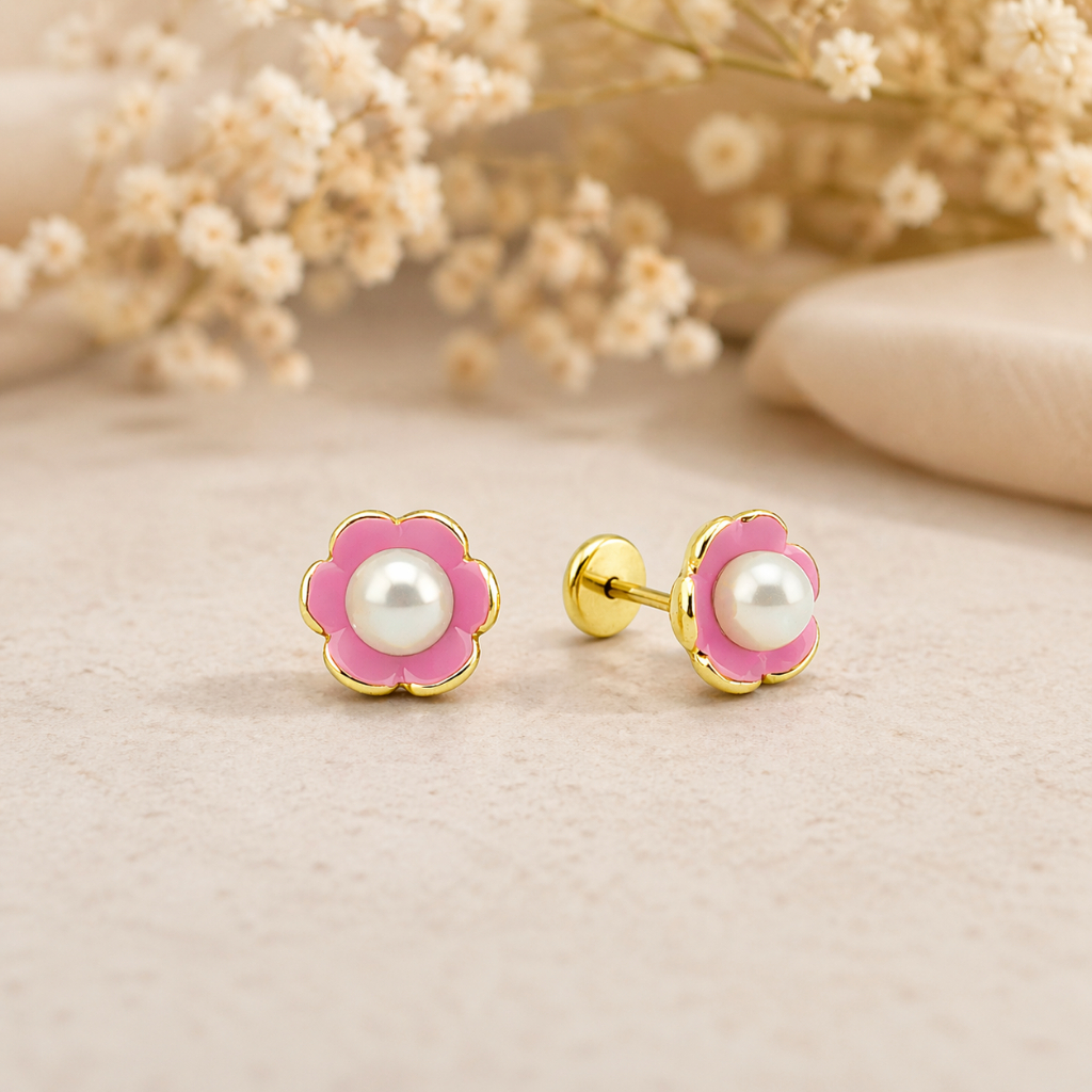 Brinco Baby Flor com Pérola 4mm Resina Folheado a Ouro