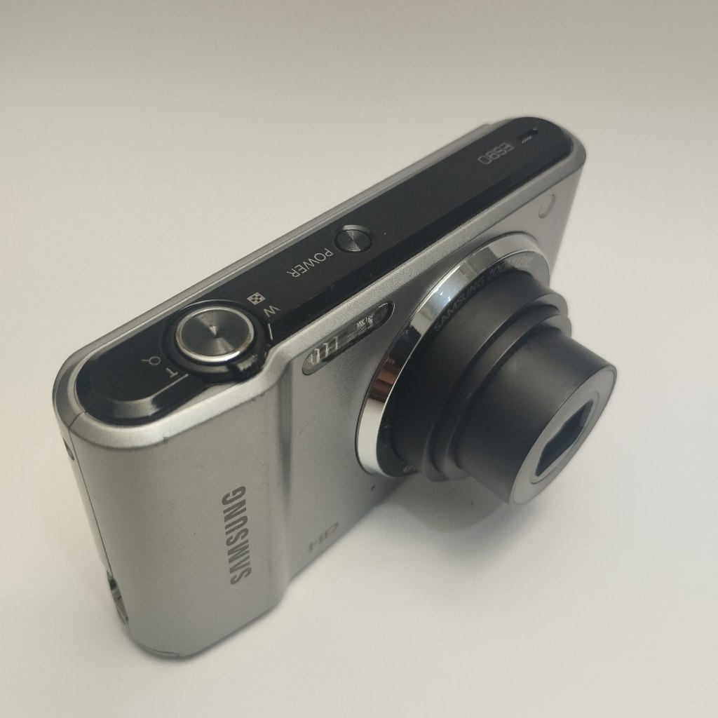 Câmera Digital Samsung ES90 - Prata - 14.2 MegaPixels - Cartão de Memória  4gb