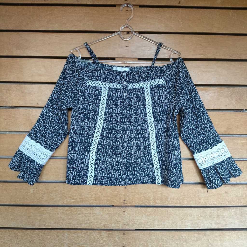 Blusa Ciganinha Estampada Manga Flare Alça Regulável com Renda Guipir Tam M – Usada