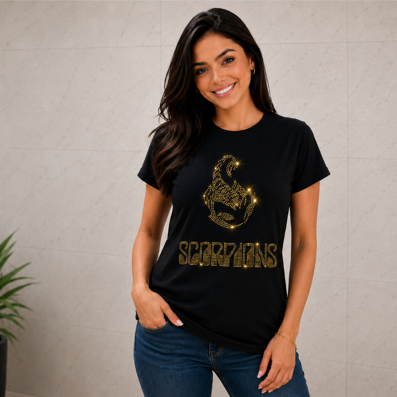 Blusa T-shirt Feminina Viscolaycra preta Rock - Scorpions dourada em Strass brilhante.