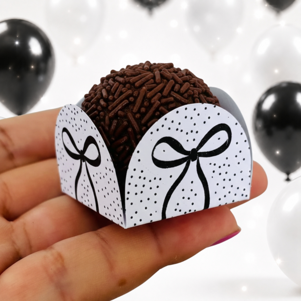 Kit 50 Forminhas Laço Preto Doce Brigadeiro Personalizada 4 Pétalas Aniversário Festa Lembrancinha