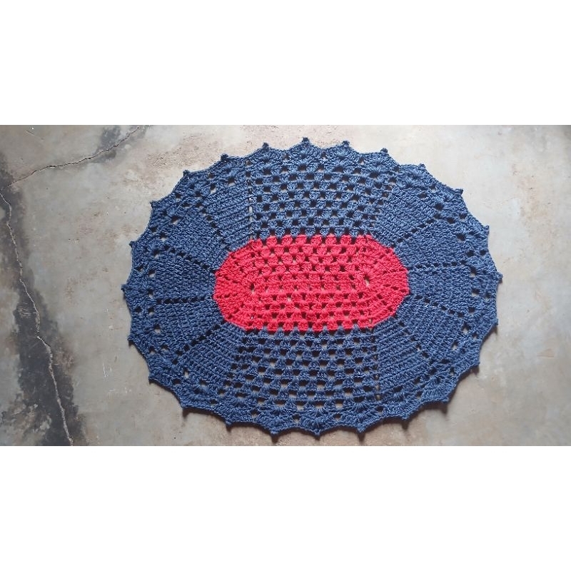tapete em crochê, feiro com barbante de ótima qualidade medindo 45x64 ,na cor azul com vermelho