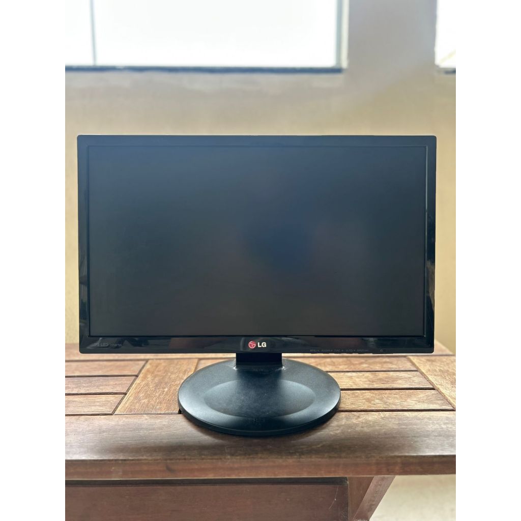 Monitor LED Full Hd com painel IPS de 23 polegadas