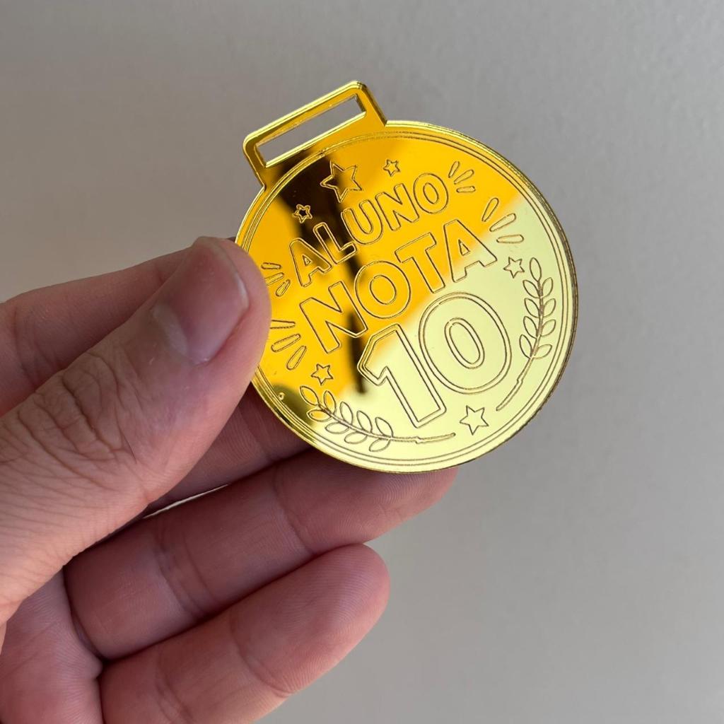Kit 10 Medalhas Simples 5cm Acrílico Dourado 2mm Aluno Nota 10 Escolar Prêmio Sem Fita — imagem 2 de 2