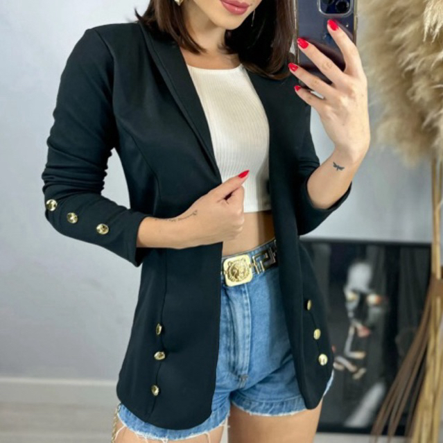 Blazer Feminino Max com Detalhes em Botão Dourado