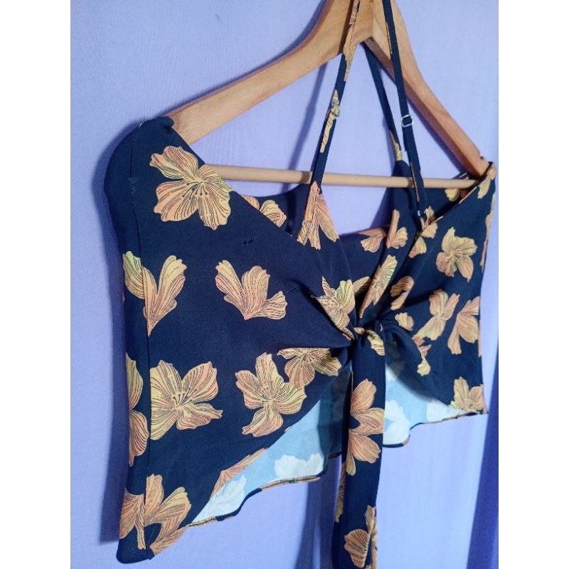 Cropped de alcinha floral preto e amarelo casual • Moda Feminina/Brechó/Desapego/Promoção