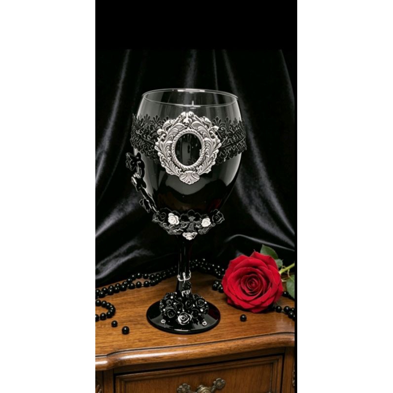 Taça Artesanal Pombo‑Gira Rosa Caveira, Dama da Noite e outras. Cada traço é pensado com carinho
