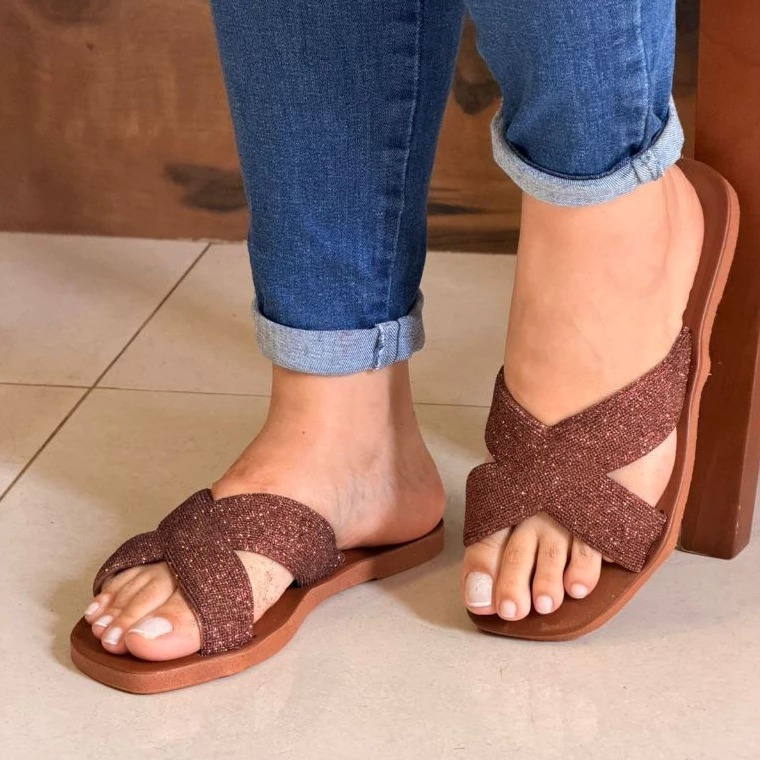 Rasteira Feminina com Tiras Cruzadas Brilho Conforto e Estilo