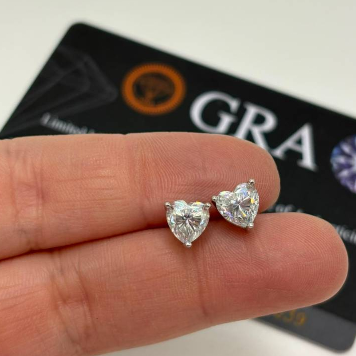 Brinco Moissanite com Certificado GRA de Coração 6mm em Prata 925 · foto 2
