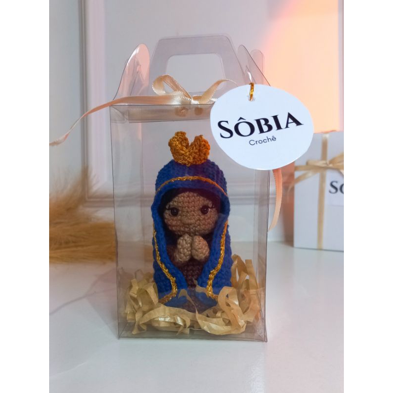 Nossa Senhora Aparecida em Amigurumi 13cm | Presente Católico Artesanal na Caixa de Acetato