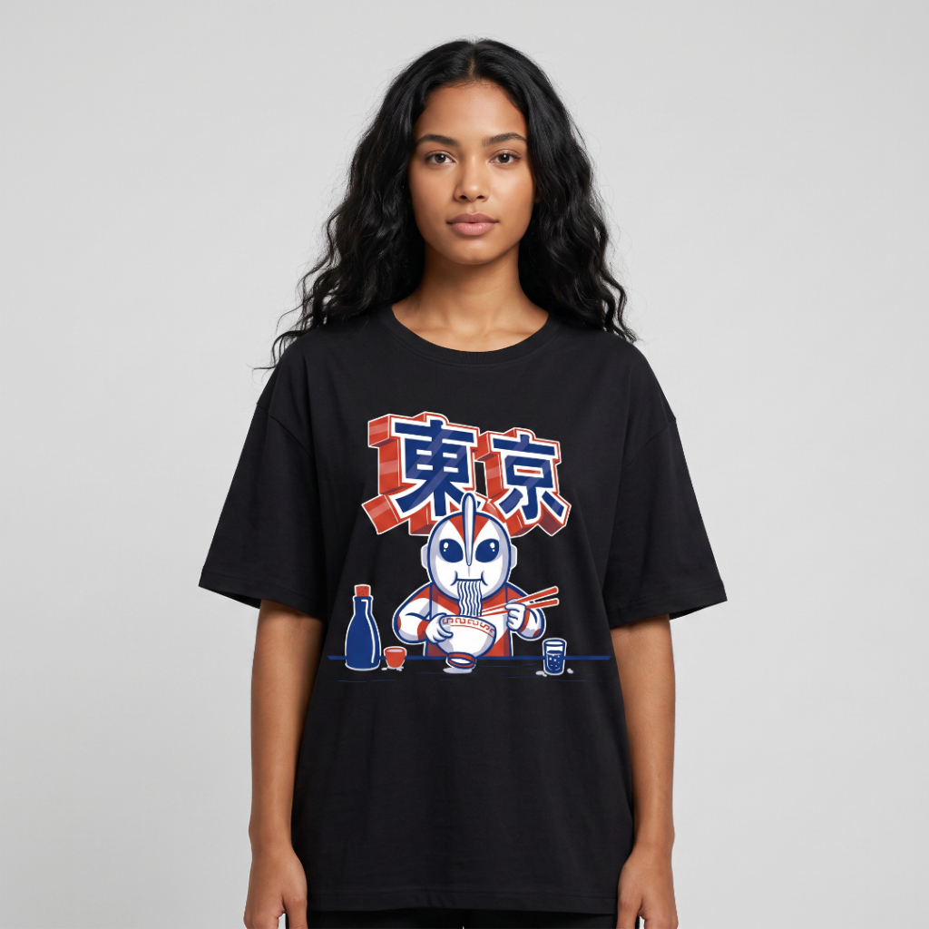 Camiseta Unissex de Algodão, Corte Ombro Caído Estampa Personagem Comendo Macarrão Estilo Japonês
