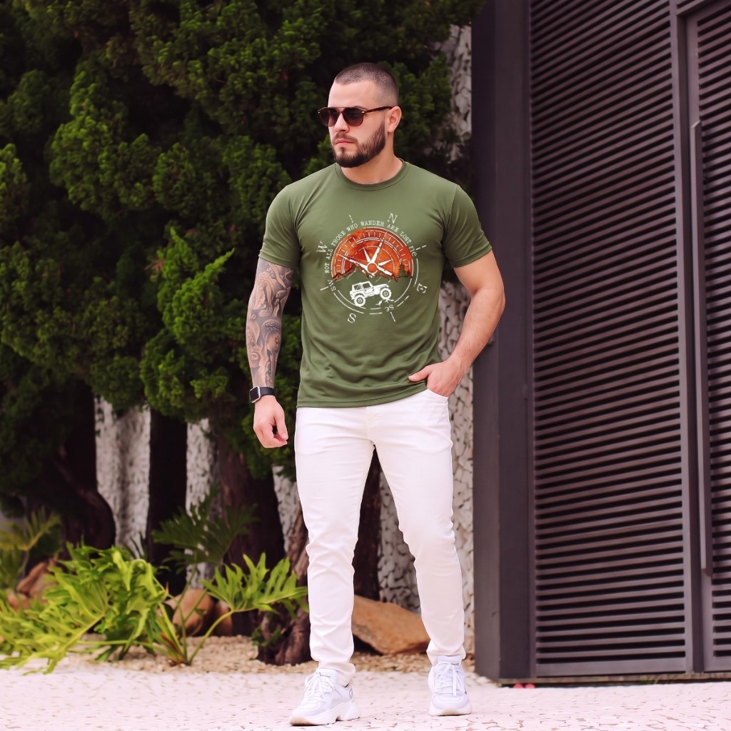 Camiseta Verde Militar Masculina Estampa Aventura Bússola e Jeep – Confortável Casual 100% Algodão