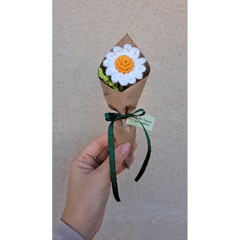 ​Kit Lembrancinha Flor de Crochê Margarida Girassol Lavanda no Papel Kraft com Tag Personalizada Maternidade Aniversário