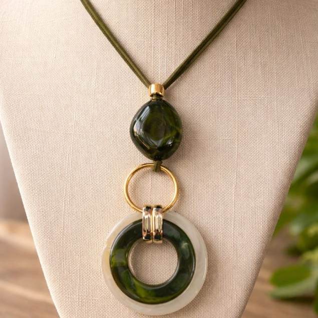 Colar Longo Feminino com Pedra Natural  Elegância e Natureza em um Acessório 004