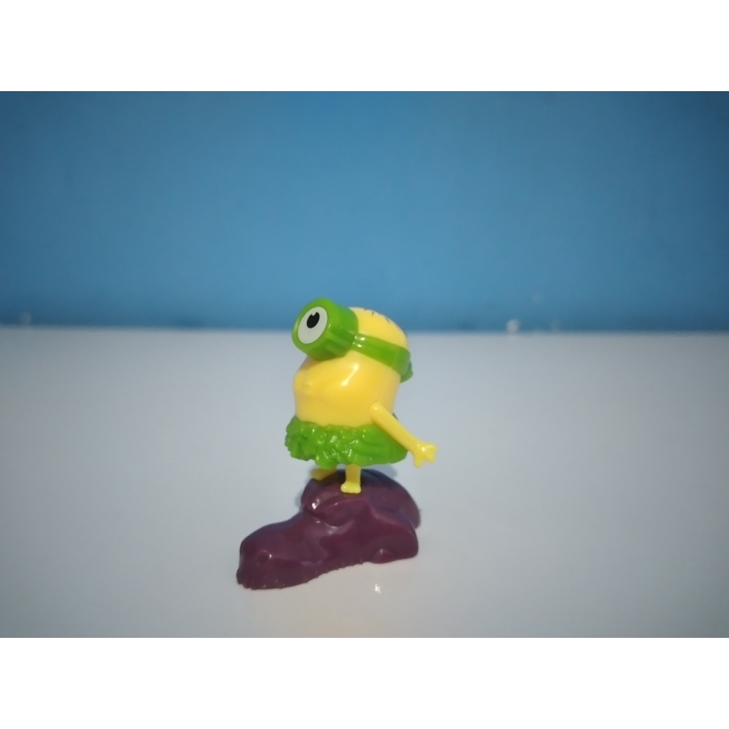 Miniatura Minion selva na cabeça do jacaré coleção kinder ovo