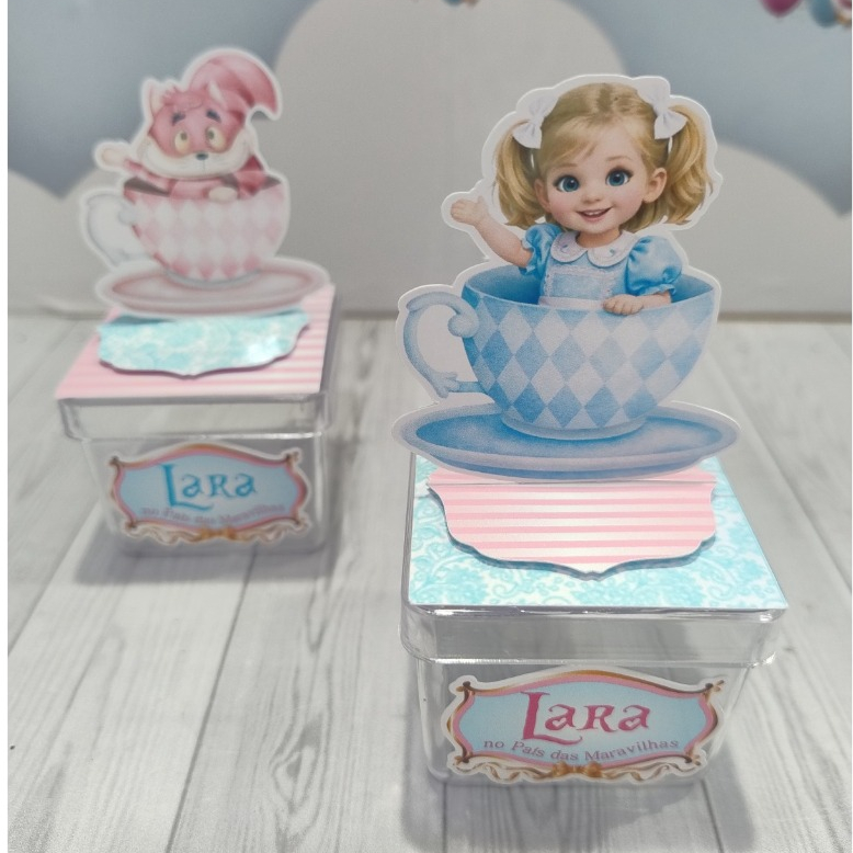 Caixa Acrílica 5cm Alice no País das Maravilhas 3D | Mascotinha Personalizada | Lembrancinha Infantil