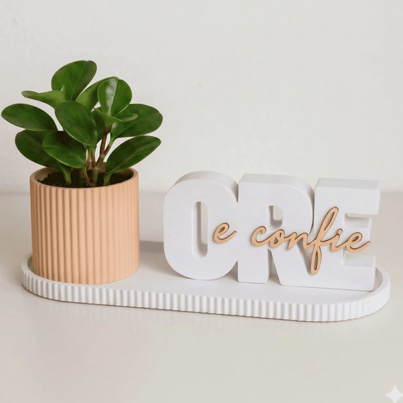 Kit Decorativo “Ore e Confie” com Vaso e Bandeja – Fé, Design Moderno e Elegância para seu Lar