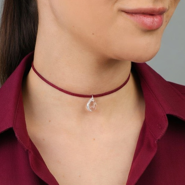 GARGANTILHA CHOKER COURO CAMURÇA SEM FECHO 55 CM NA COR BORDÔ COM PINGENTE GOTA DE CRISTAL LAPIDADO TRANSPARENTE