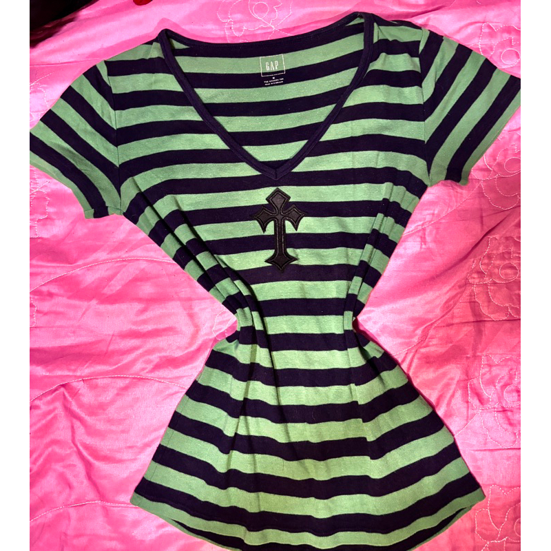 blusa de cruz,marca gap,estilo gótico,anos2000,alternativo,y2k ,desapego,garimpo,brechó,bazar