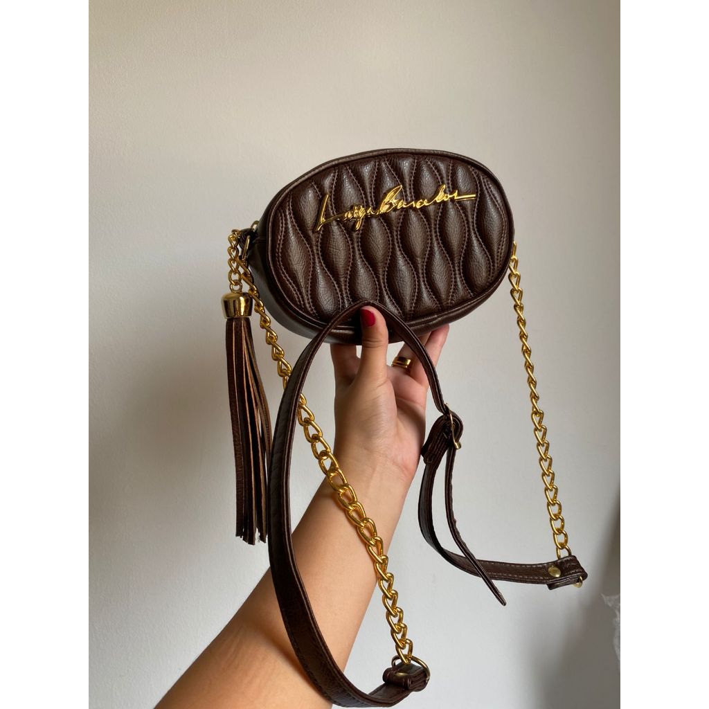 Bolsa Luiza Barcelos Redonda  Feminina - Transversal Marrom Matelassê com Corrente Dourada