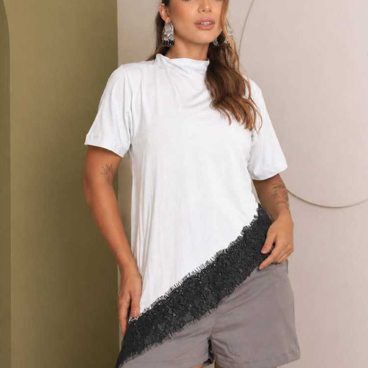 Blusa Feminina com Renda Assimétrica Modelo Over Elegante Versátil e Confortável.