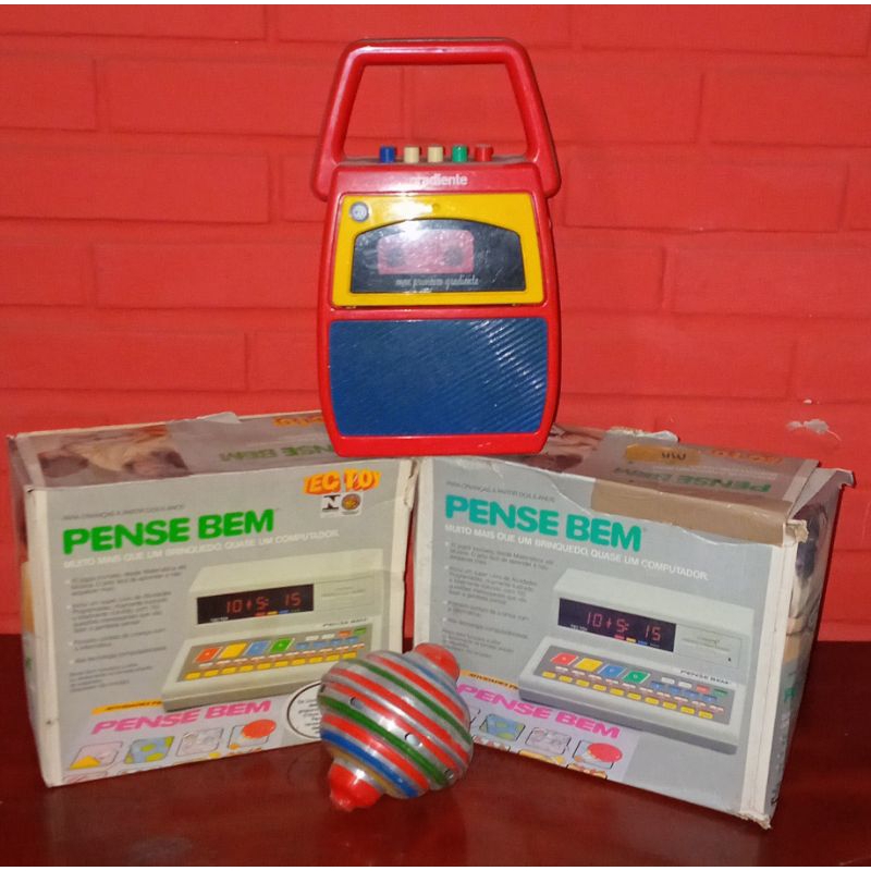Lote de 4 Brinquedos Antigos Peão de Lata Pense Bem Tectoy e Meu Primeiro Gradiente
