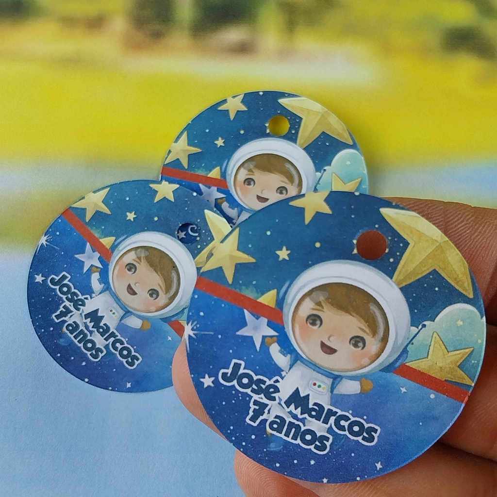 Etiquetas Offset com Furo 3x3, 4x4 ou 5x5cm Personalizadas MENINO ASTRONAUTA- para lembrancinhas e decoração de sacolas.
