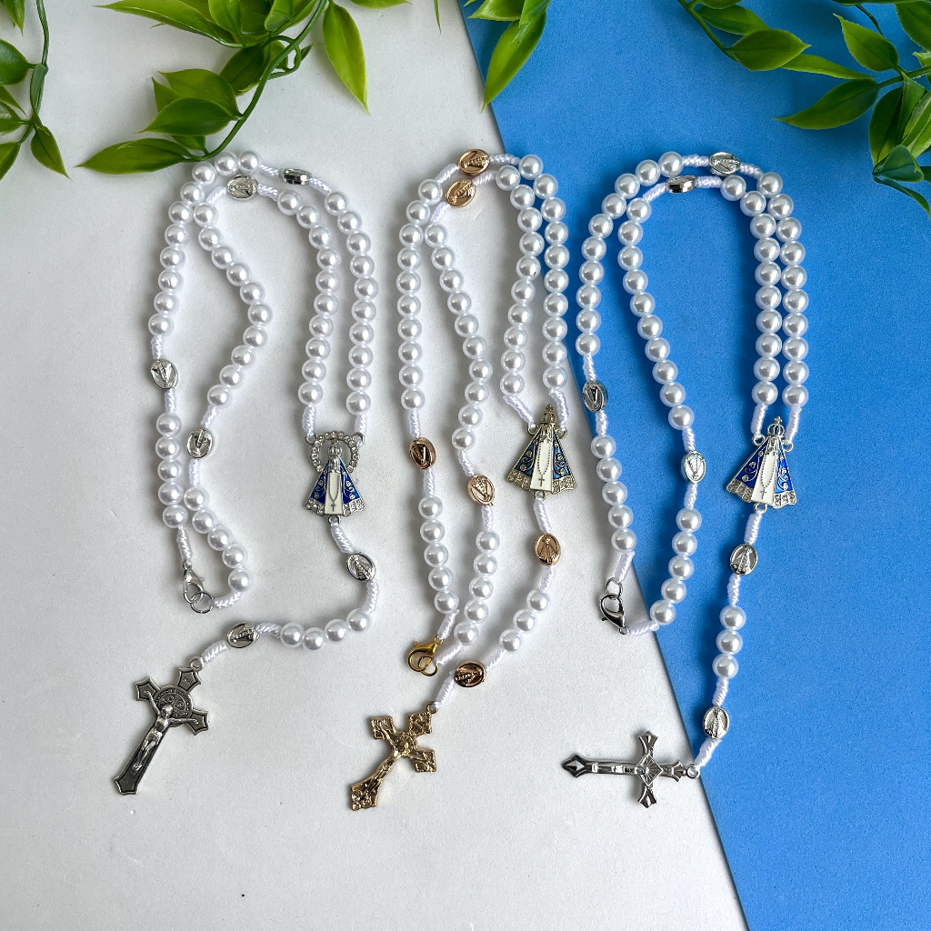 Terço Nossa Senhora Aparecida perolas brancas com medalhas no Pai Nosso Dourado ou Prata