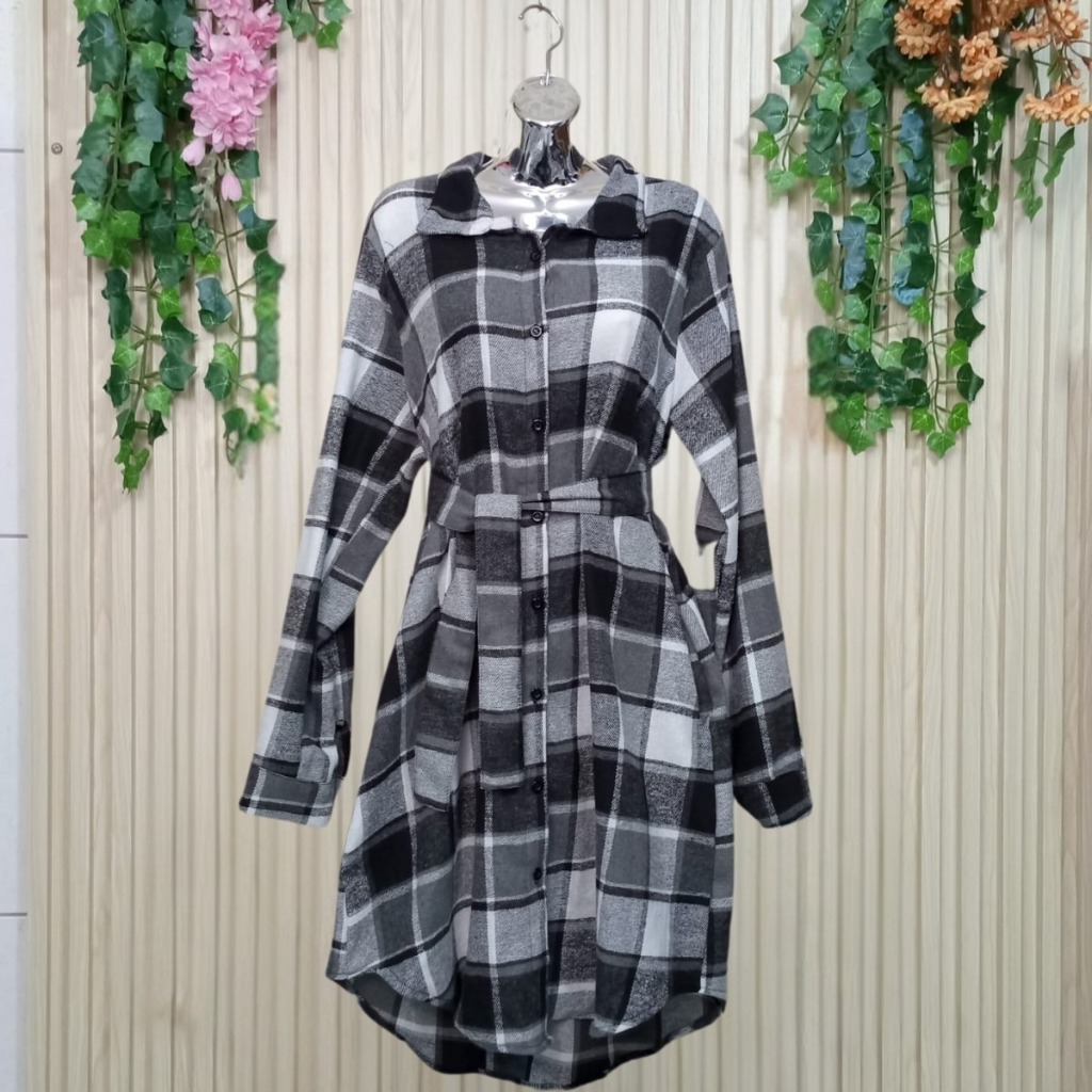Vestido Plus Size Xadrez Tecido Flanela Cinto e Bolso Botões Funcionais Manga Longa Festa Junina