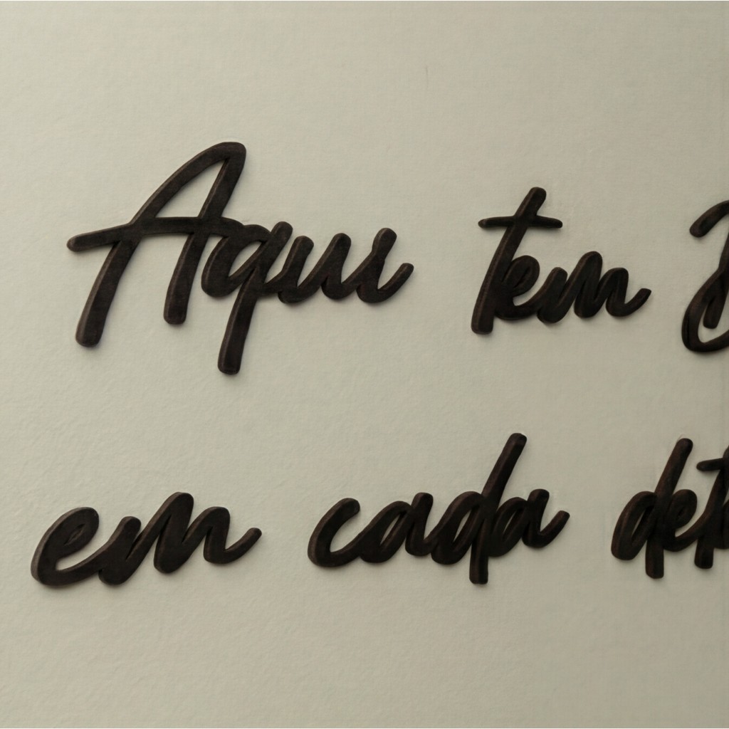 Letreiro Aqui Tem Deus em Cada Detalhe MDF Preto 3mm Parede Decoração Cristã Gospel Sala Cozinha Fé Lar