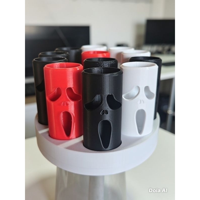 Kit 12 Capinhas Isqueiro BIC Grande Pânico Ghostface Com Suporte Expositor Giratório Impressão 3D
