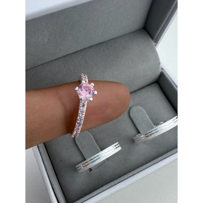 Par de Alianças Prata 925 3mm Fosca com Friso + Anel Solitário Rosa — imagem 2 de 2