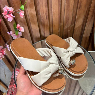 Chinelo Feminino Rasteiro com Laço Elegante, Detalhe Metalizado e Palmilha Confortável para Passeios e Uso Casual