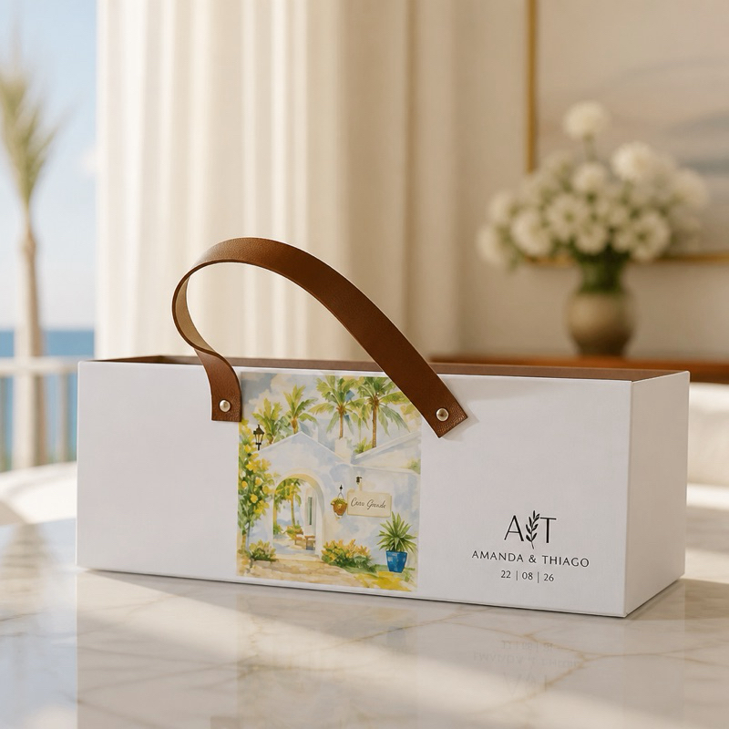 Cesta 32x15x12 personalizada com alças em couro caramelo para convite padrinhos e brindes.